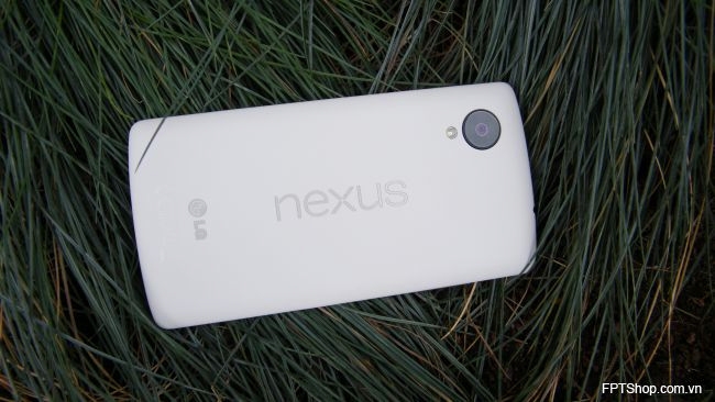 Nexus 5 với ốp lưng trắng