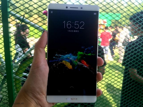 Màn hình Full HD rộng rãi
