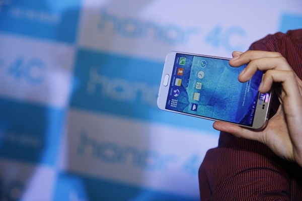 Samsung Galaxy A8 được chụp trên tay một người đàn ông