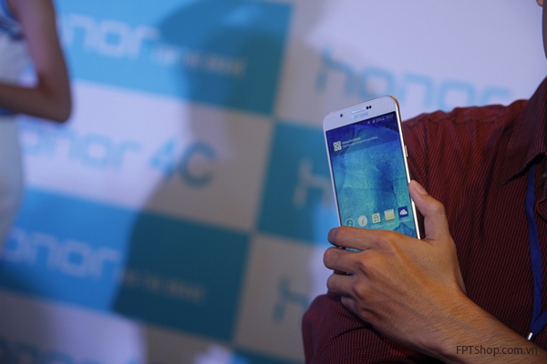 Samsung Galaxy A8 được chụp trên tay một người đàn ông