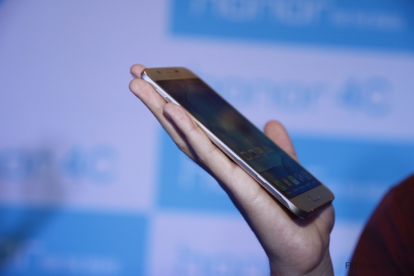 Samsung Galaxy A8 được chụp trên tay một người đàn ông