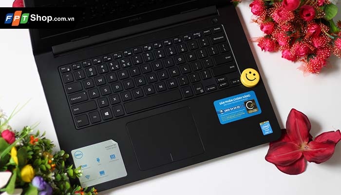 Bàn phím và bàn di chuột cảm ứng có tông màu đen