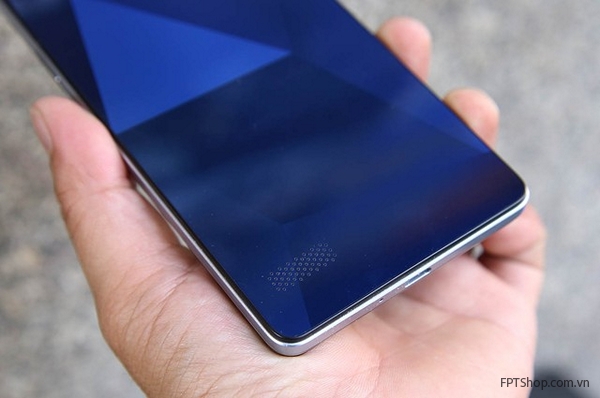 Oppo Mirror 5 nổi bật ngay từ thiết kế ấn tượng, hút mắt hơn rất nhiều so với những điện thoại tầm trung cùng phân khúc