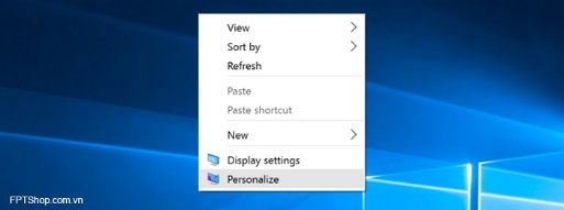 Kích chuột phải lên desktop và chọn Personalize