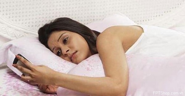 Nằm nghiêng ngả khi dùng điện thoại