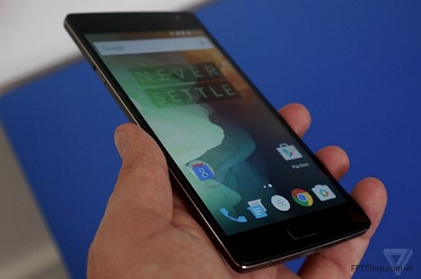 OnePlus 2 chạy hệ điều hành Android 5.0 Lollipop và trang bị viên pin lớn dung lượng 3.300mAh.