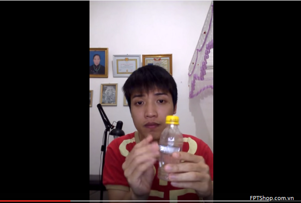 giải mã màn ảo thuật nhét iPhone vào chai nước