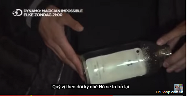 anh ta cầm chiếc iPhone và nhanh chóng làm một động tác khiến chiếc iPhone nhỏ lại