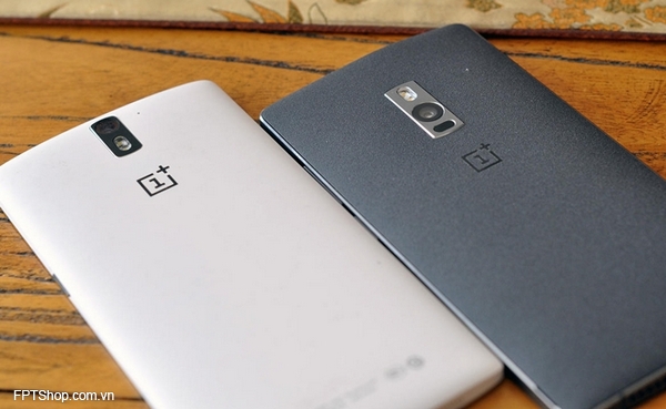 OnePlus One và OnePlus 2 (phải)