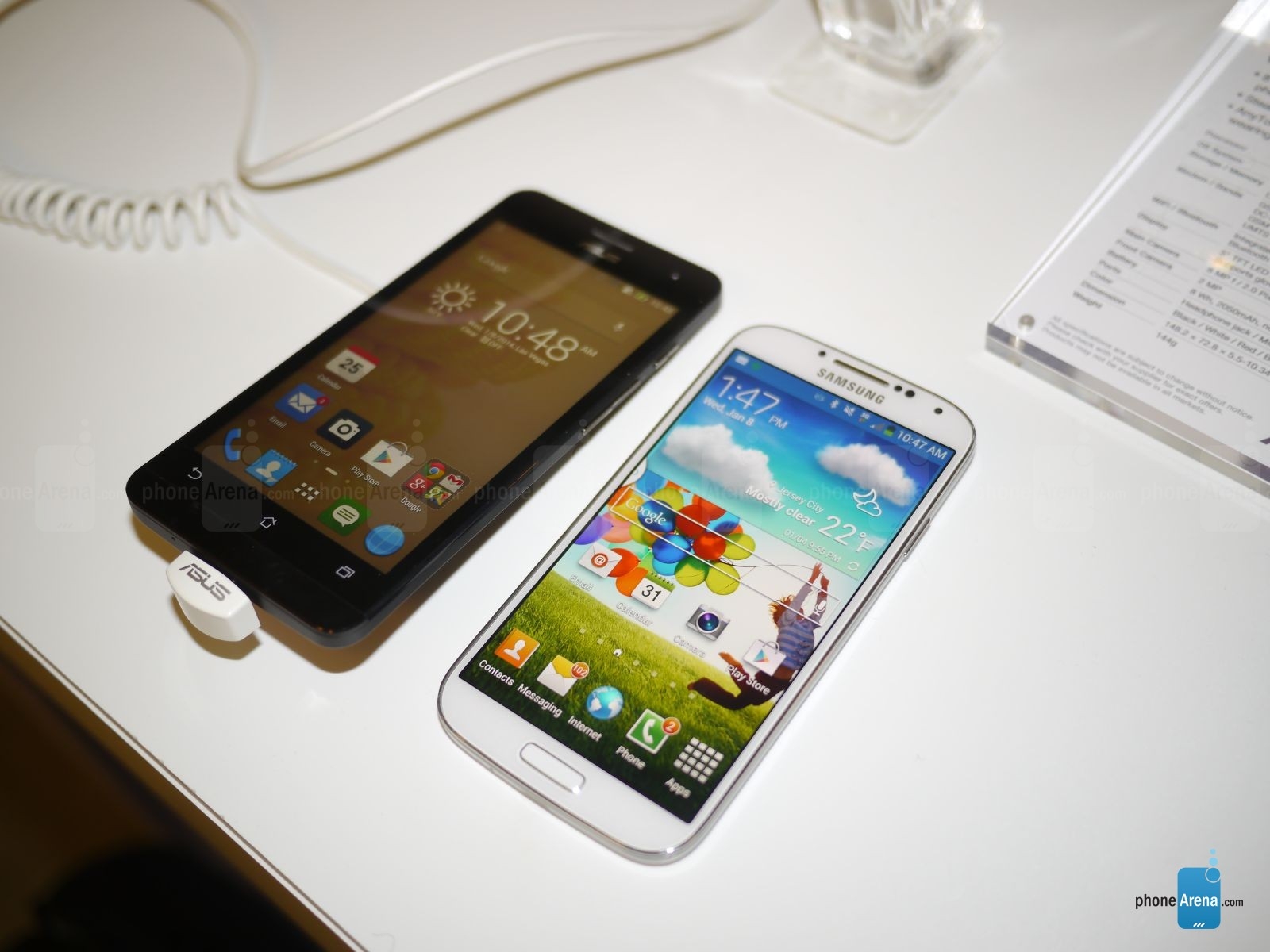 hiển thị của asus zenphone 5 vs galaxy s4