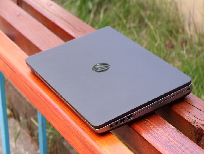 Viền kim loại sang trọng bao quanh Probook 450