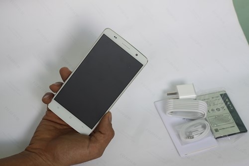 OPPO Find Way S co man hinh vien mong