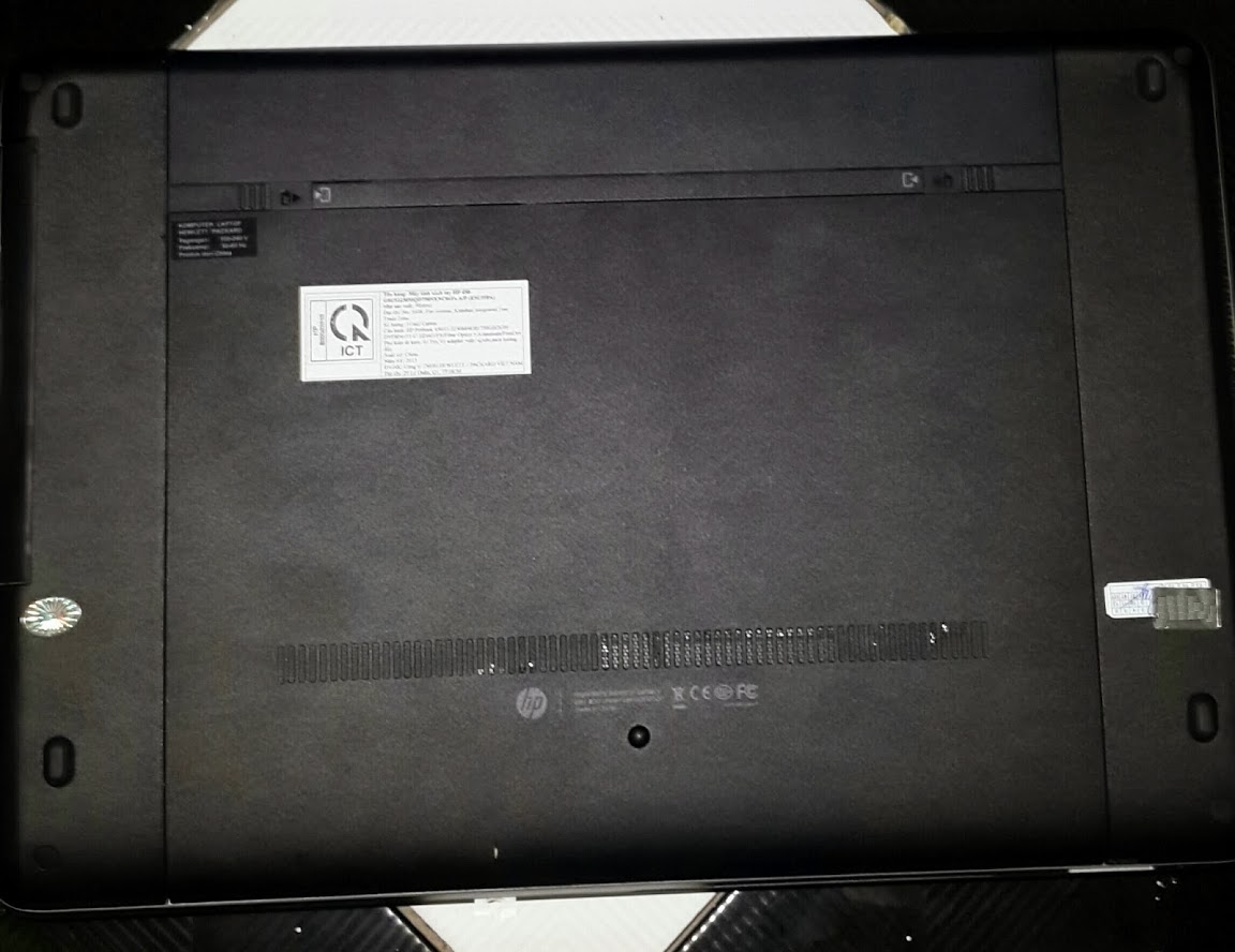 Cạnh dưới với khe tản nhiệt của Probook 450