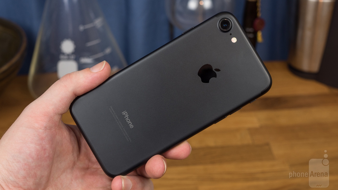 Ngán ngẩm màn hình lớn, nên chọn smartphone nào nhỏ gọn, mạnh mẽ cho 2 năm tới? (ảnh 1)