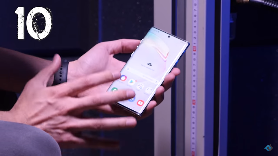 So sánh độ bền Galaxy Note 10+ và iPhone XS Max (ảnh 4)