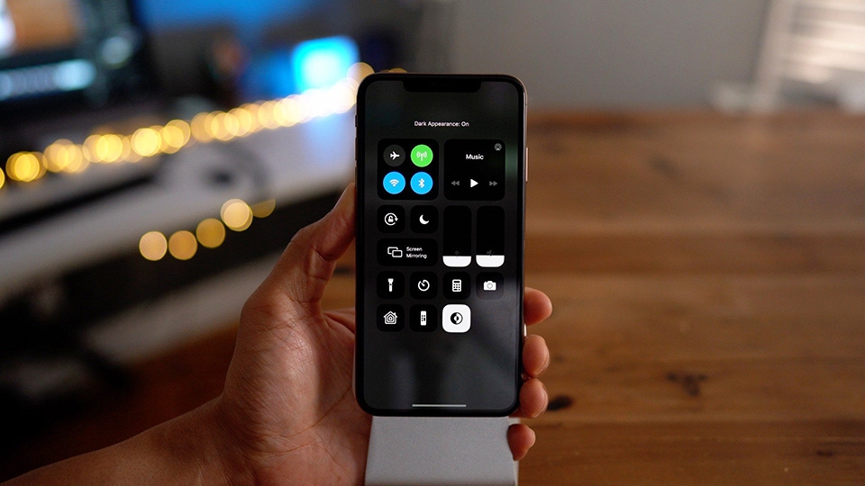 Cách bật Dark Mode iOS 13 01 Cách bật Dark Mode iOS 13 01