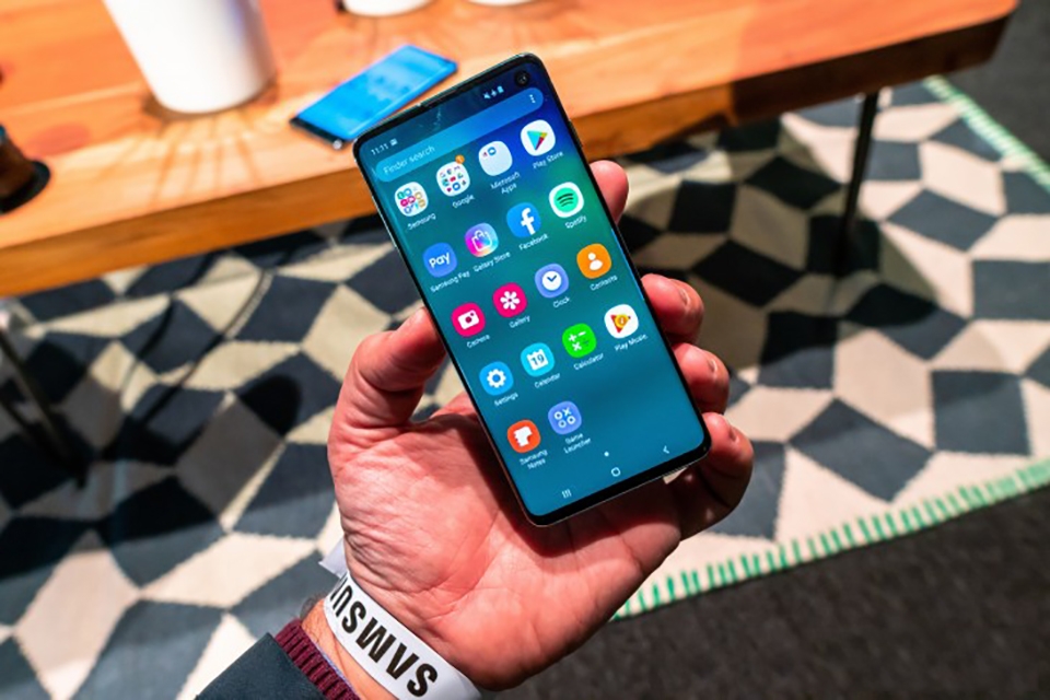 So sánh Galaxy S10 và iPhone 11 (ảnh 2)
