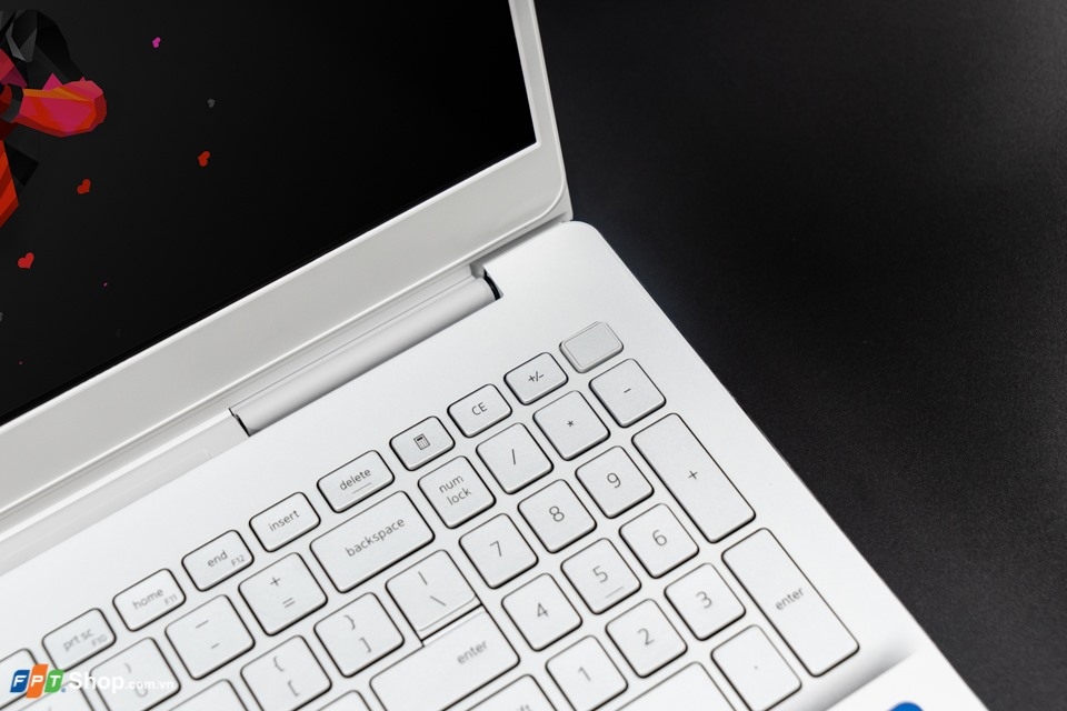 Dell Inspiron N7591: Ultrabook thân hình siêu mẫu, cấu hình như laptop gaming (ảnh 3) Dell Inspiron N7591: Ultrabook thân hình siêu mẫu, cấu hình như laptop gaming (ảnh 3)