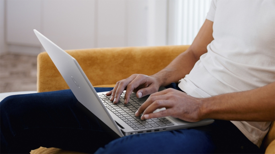 Dell Inspiron N7591: Ultrabook thân hình siêu mẫu, cấu hình như laptop gaming (ảnh 4) Dell Inspiron N7591: Ultrabook thân hình siêu mẫu, cấu hình như laptop gaming (ảnh 4)