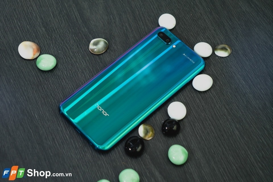 Flagship đầu bảng giờ chỉ còn hơn 7 triệu: Honor 10 là smartphone tầm trung hoàn hảo nhất? (ảnh 1) Flagship đầu bảng giờ chỉ còn hơn 7 triệu: Honor 10 là smartphone tầm trung hoàn hảo nhất? (ảnh 1)