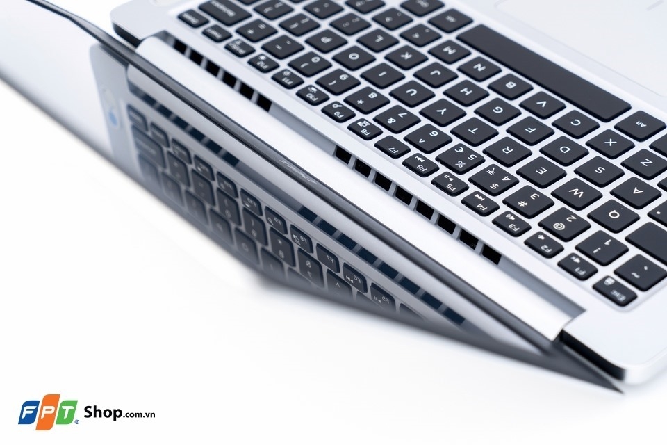 Inspiron N5370 phiên bản Core i7 thế hệ 8: Laptop 13.3 inch mạnh mẽ, có card rời 2GB (ảnh 1)