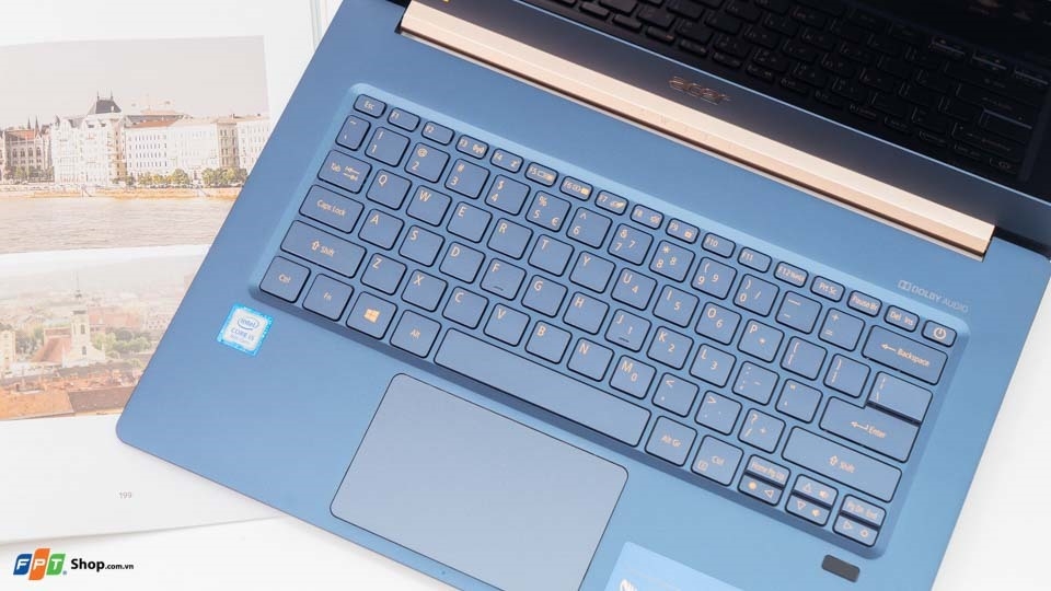 Ultrabook nào siêu mỏng nhẹ chưa đến 1kg, vẫn mạnh mẽ và tiện dụng? Đoán xem! (ảnh 4) Ultrabook nào siêu mỏng nhẹ chưa đến 1kg, vẫn mạnh mẽ và tiện dụng? Đoán xem! (ảnh 4)