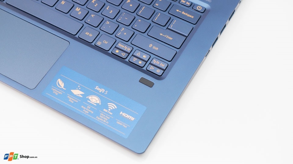 Ultrabook nào siêu mỏng nhẹ chưa đến 1kg, vẫn mạnh mẽ và tiện dụng? Đoán xem! (ảnh 6) Ultrabook nào siêu mỏng nhẹ chưa đến 1kg, vẫn mạnh mẽ và tiện dụng? Đoán xem! (ảnh 6)