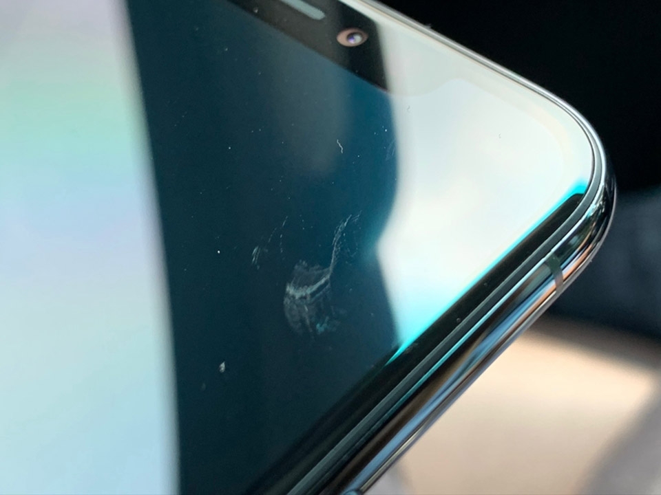 iPhone 11 dễ trầy xước