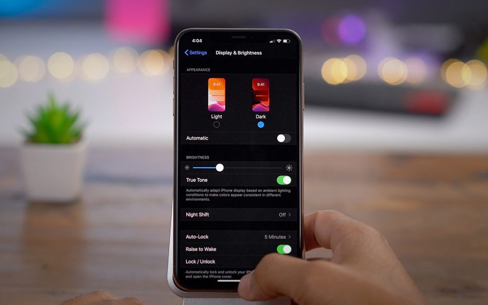 bật chế độ tối trong iOS 13