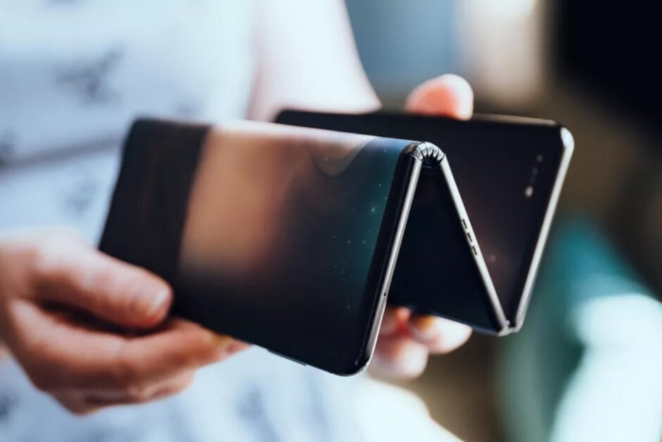 TCL giới thiệu nguyên mẫu smartphone màn hình gập với 3 phần độc đáo