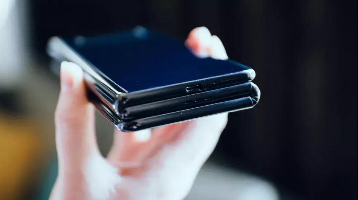 TCL giới thiệu nguyên mẫu smartphone màn hình gập với 3 phần độc đáo 2