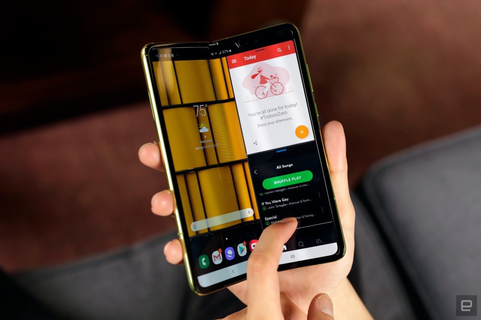 So sánh Motorola Razr, Huawei Mate X và Samsung Galaxy Fold 02