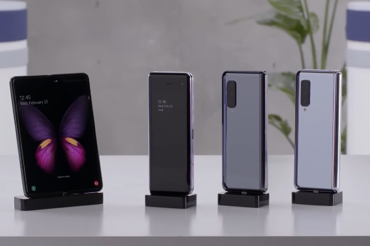 So sánh Motorola Razr, Huawei Mate X và Samsung Galaxy Fold 04