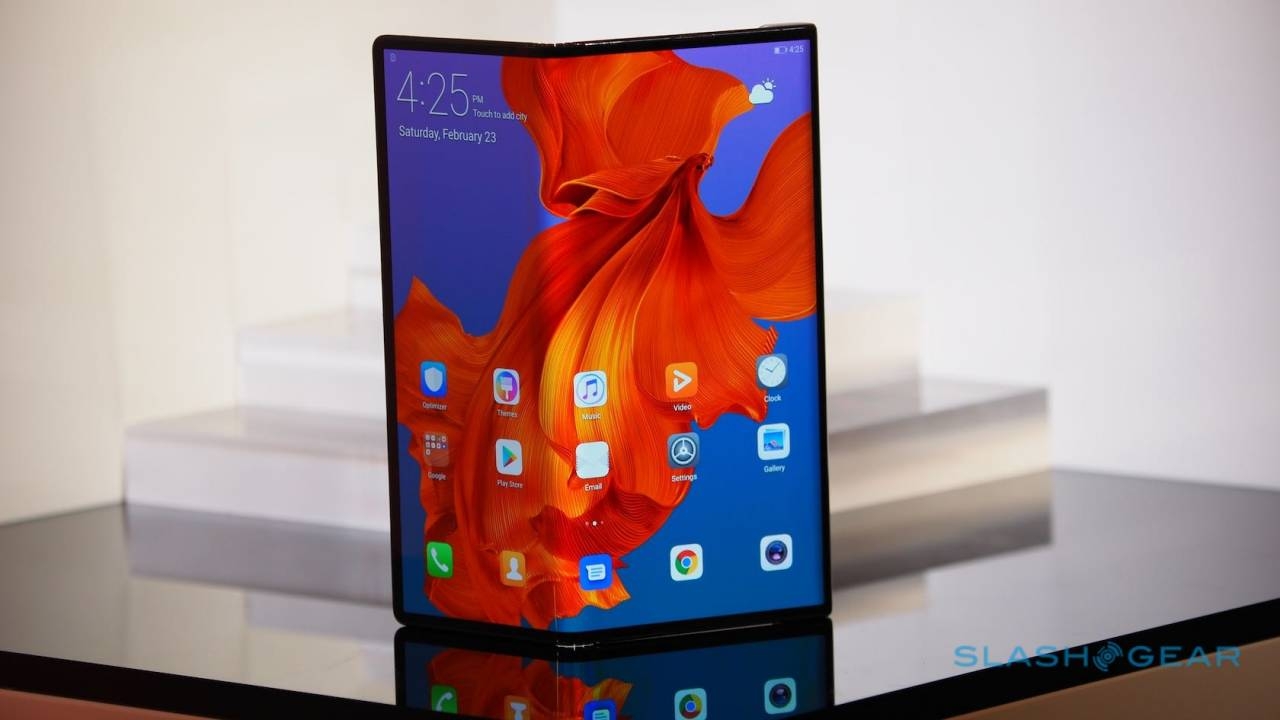 So sánh Motorola Razr, Huawei Mate X và Samsung Galaxy Fold 03