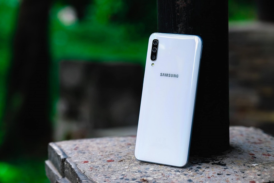 Galaxy A50 có mặt lưng khá bắt mắt