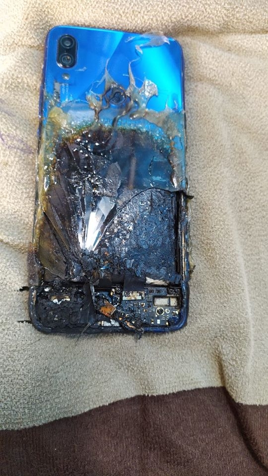 Xiaomi Redmi Note 7S bốc cháy (ảnh 3)