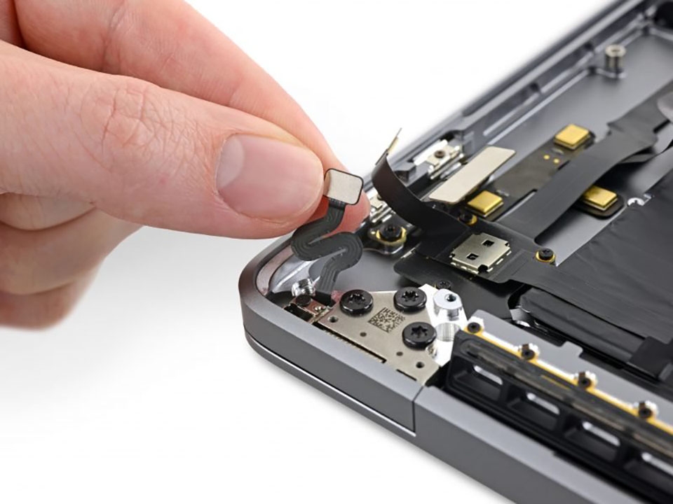 Mổ xẻ MacBook Pro 16 inch
