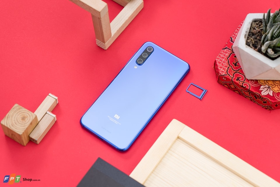 Điện thoại nhỏ gọn xuất sắc nhất: Xiaomi Mi 9 SE
