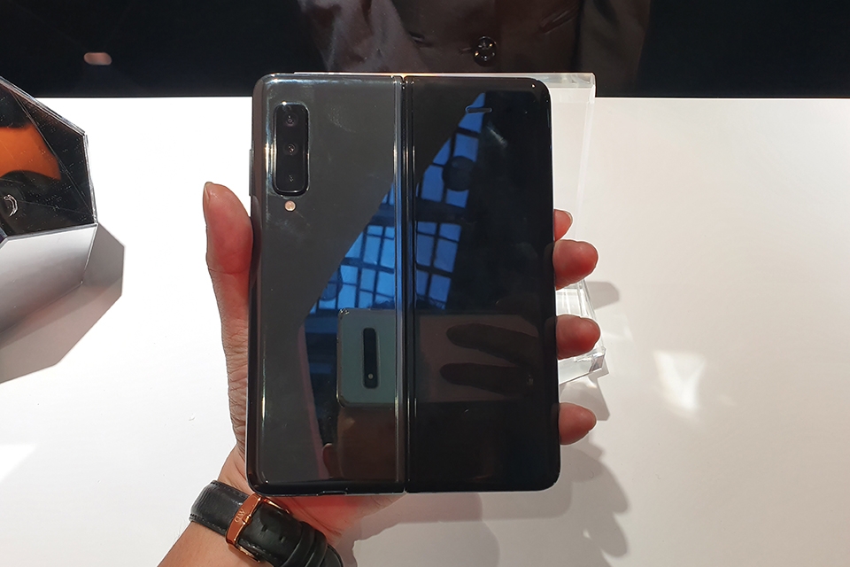Samsung ra mắt điện thoại màn hình gập Galaxy Fold tại Việt Nam