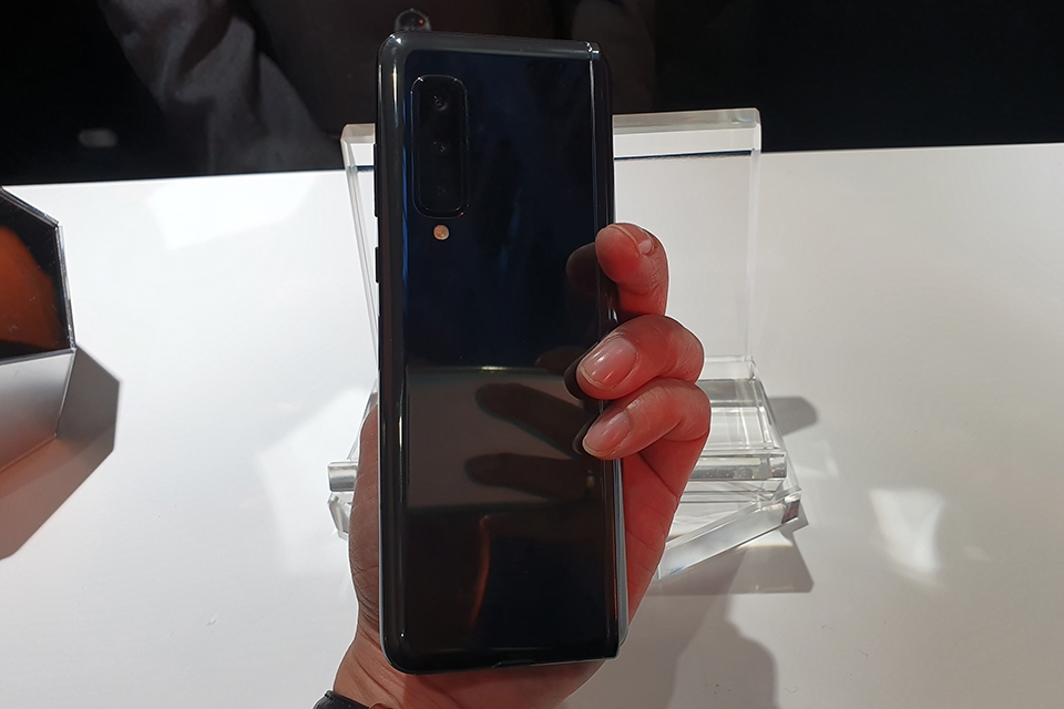 Samsung ra mắt điện thoại màn hình gập Galaxy Fold tại Việt Nam