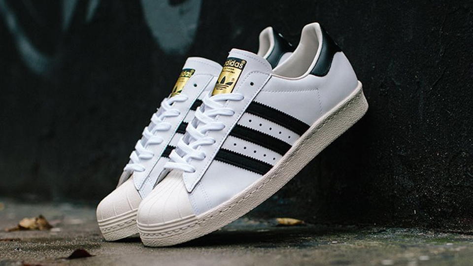 Những đôi sneaker trắng không nên bỏ qua trong tầm giá dưới 2 triệu 1