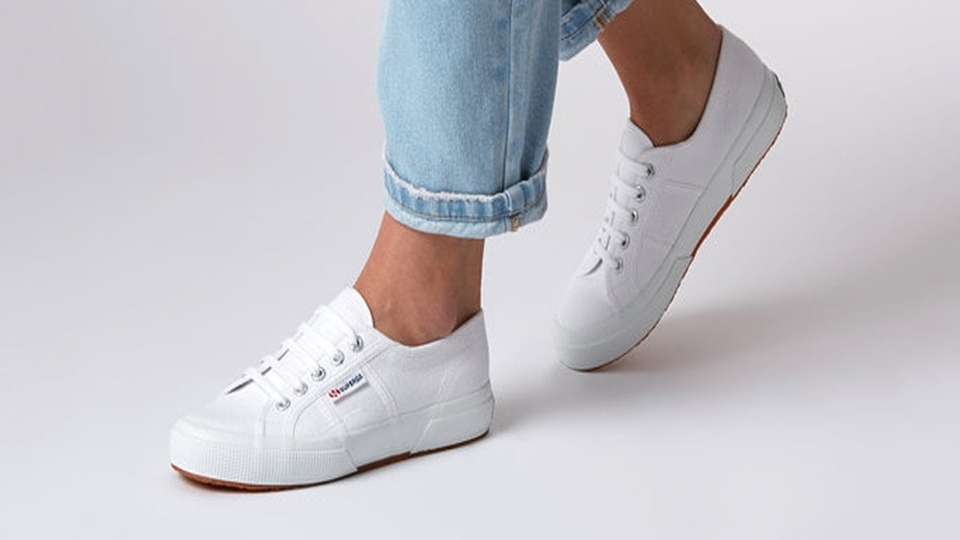 Những đôi sneaker trắng không nên bỏ qua trong tầm giá dưới 2 triệu 5