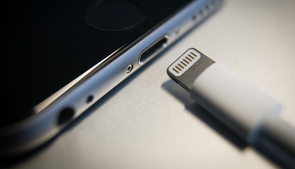 Lý do nào khiến Apple loại bỏ cổng Lightning?