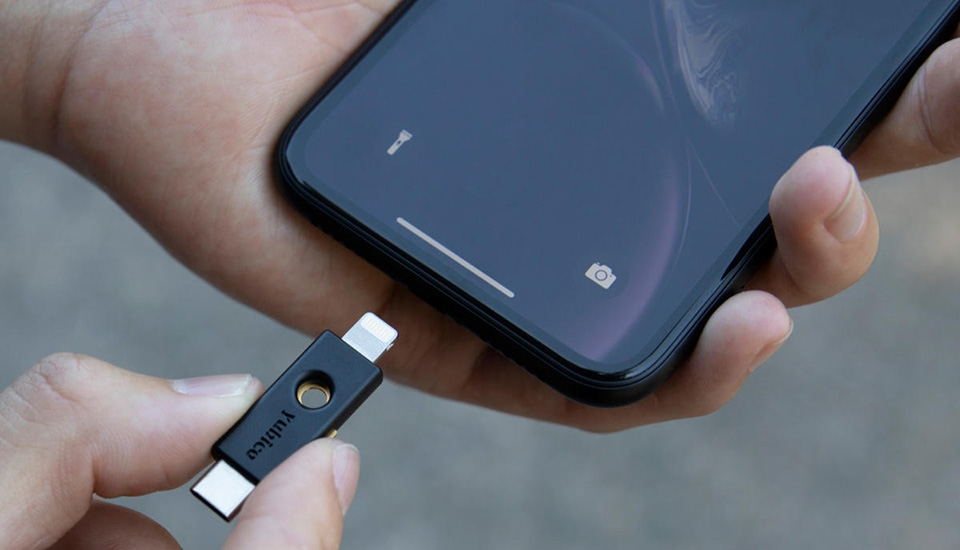 Lý do nào khiến Apple loại bỏ cổng Lightning?