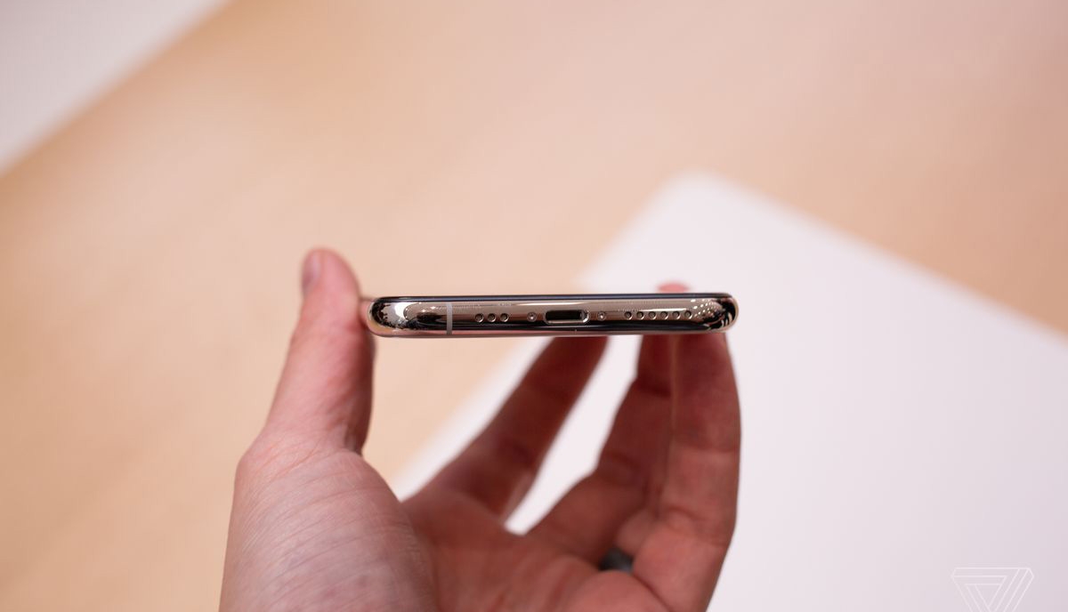 Lý do nào khiến Apple loại bỏ cổng Lightning?