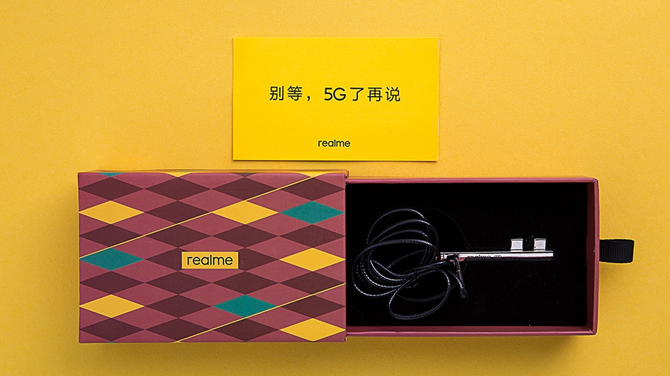 Realme đính kèm món quà thú vị trong thư mời dự ra mắt Realme X50 5G 1