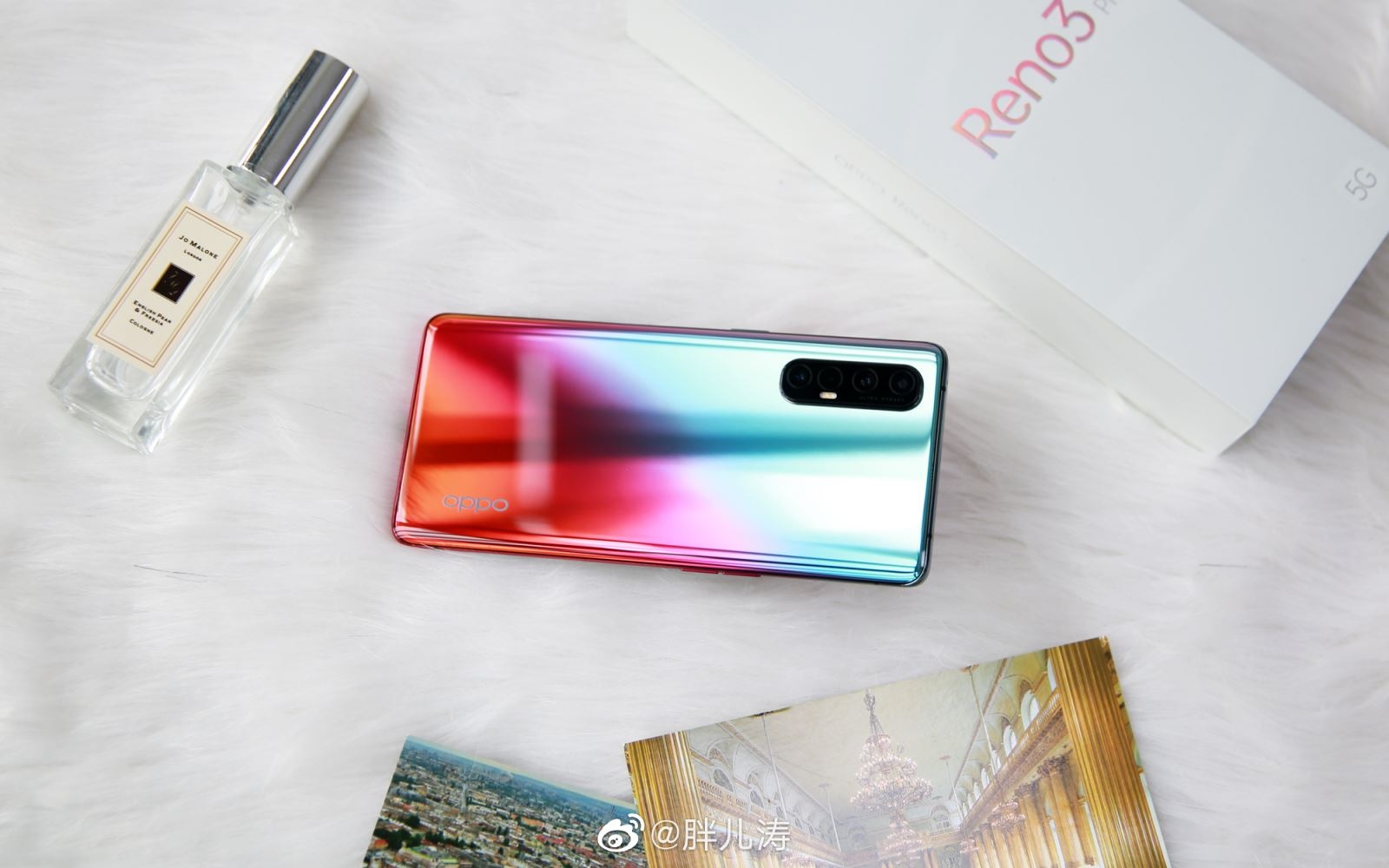 Ngắm mặt lưng chuyển sắc đẹp bất ngờ của OPPO Reno3 Pro 1