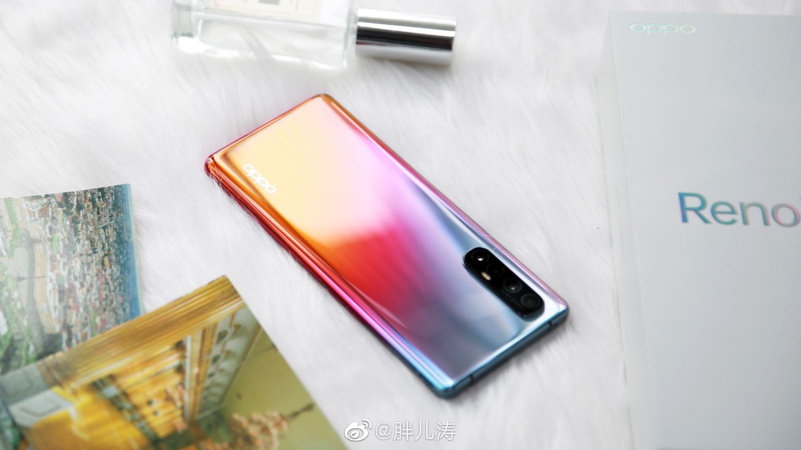 Ngắm mặt lưng chuyển sắc đẹp bất ngờ của OPPO Reno3 Pro 3