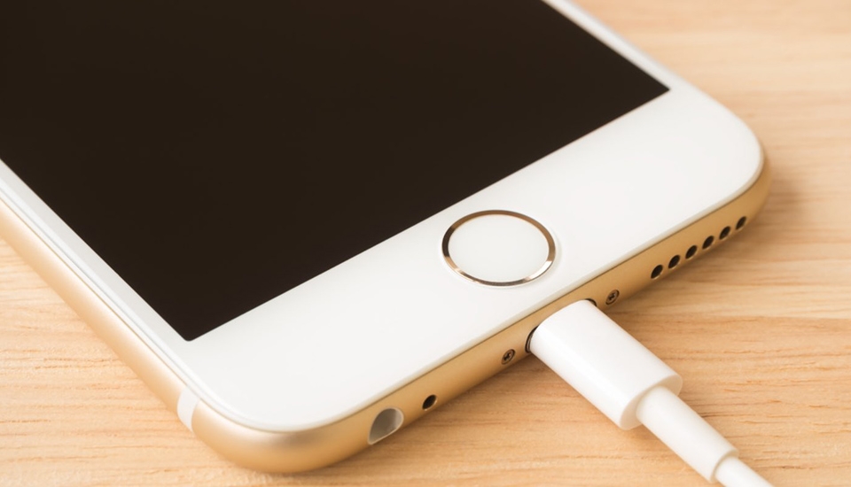 Có nên sạc pin iPhone qua đêm hay sạc pin nhiều lần và khi nào nên sạc pin?