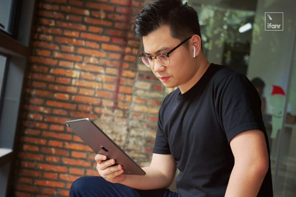 Chỉ vì đeo AirPods, một thanh niên bị nhân viên pha chế từ chối phục vụ